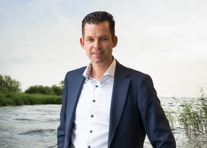 Anne Stenekes aan het water