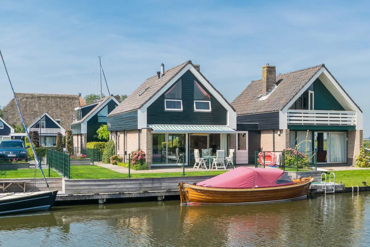 Vrijstaande woning aan het water met een sloep aan de eigen kade