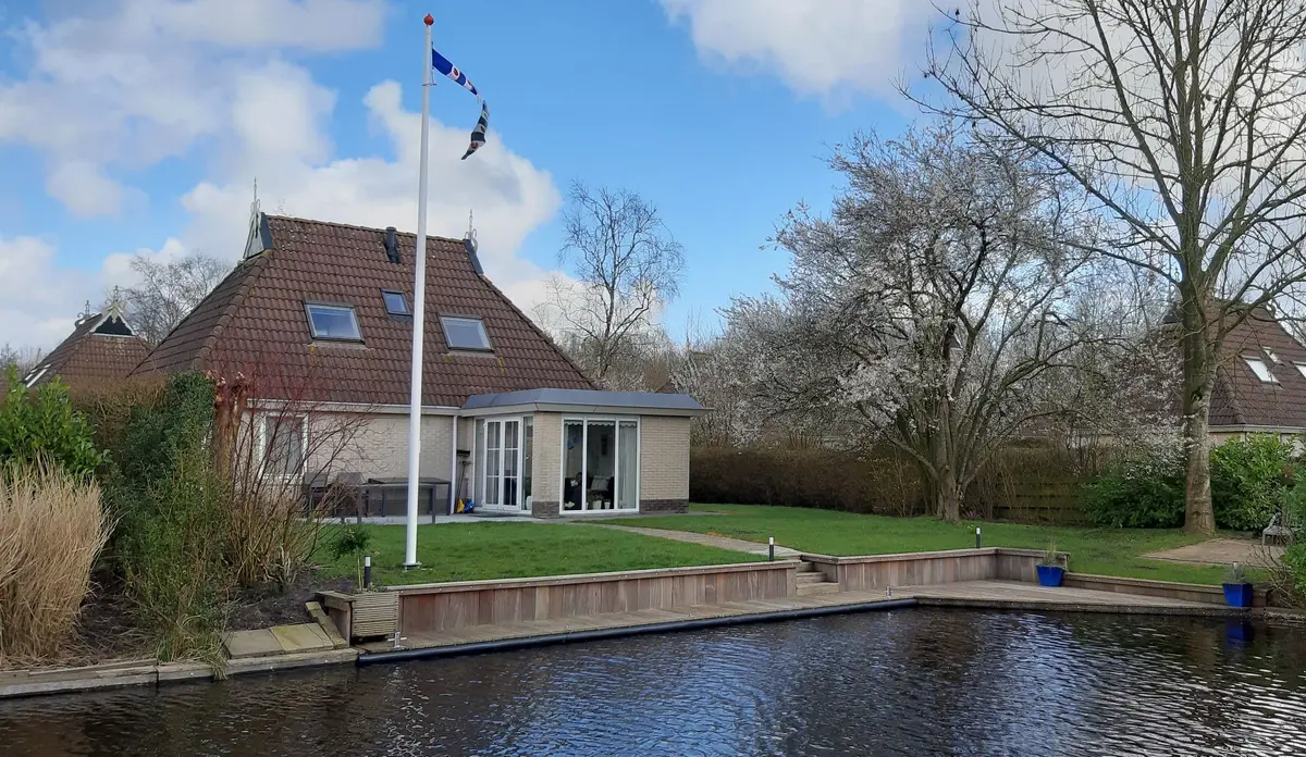 Vrijstaande vakantiewoning met tuin en eigen kade aan open vaarwater